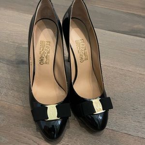 Salvatore Ferragamo vara bow pump, size 11, black.